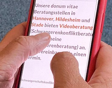 "Sensible Beratung im Videochat" - Interview von Carolin Born, Deutschlandfunk, mit Christiane Struck (Beraterin Hildesheim) und Luise Paulmann (HeLB-Projekt Hildesheim)